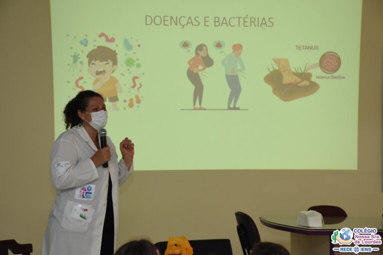 Read more about the article Conversa acerca das bactérias e dos prejuízos causados pelo uso incorreto de antibióticos.