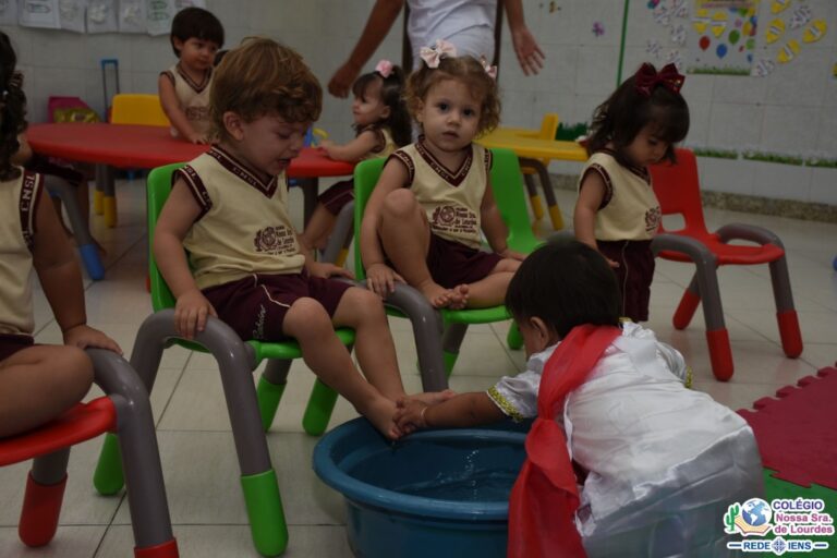 Read more about the article Celebração da Páscoa. Lava-pés com a turma do Maternal I da Educação Infantil.