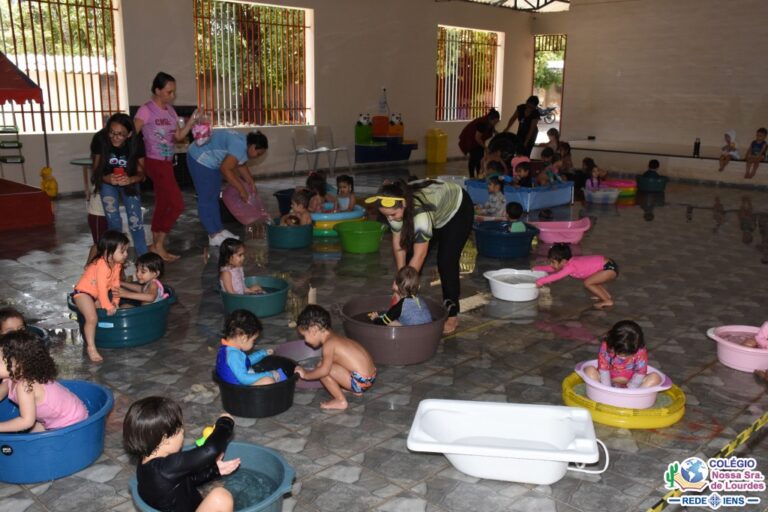 Leia mais sobre o artigo Semana da criança – Banho de bacia com os maternais. (Educação Infantil)