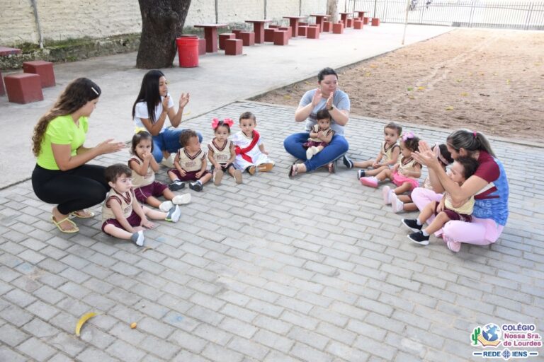 Leia mais sobre o artigo Encenação do lava-pés com os alunos do Maternal I da Educação Infantil.